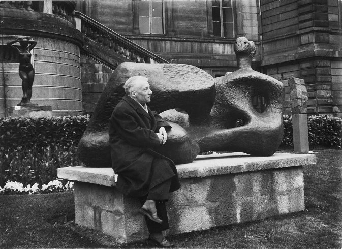 Maurice Allemand nel 1960 davanti al Museo di arte e industria